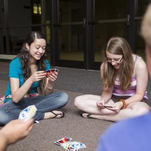 在博彩网址大全迎新和开球日，学生们在教堂之夜现场打牌.