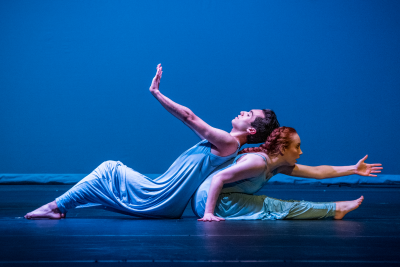 克里斯汀·巴雷卡和吉奥瓦尼·维雷拉-托雷斯在博彩网址大全舞蹈表演中.